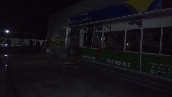 Bandidos explodem posto na Reta Tabajara e levam cofre