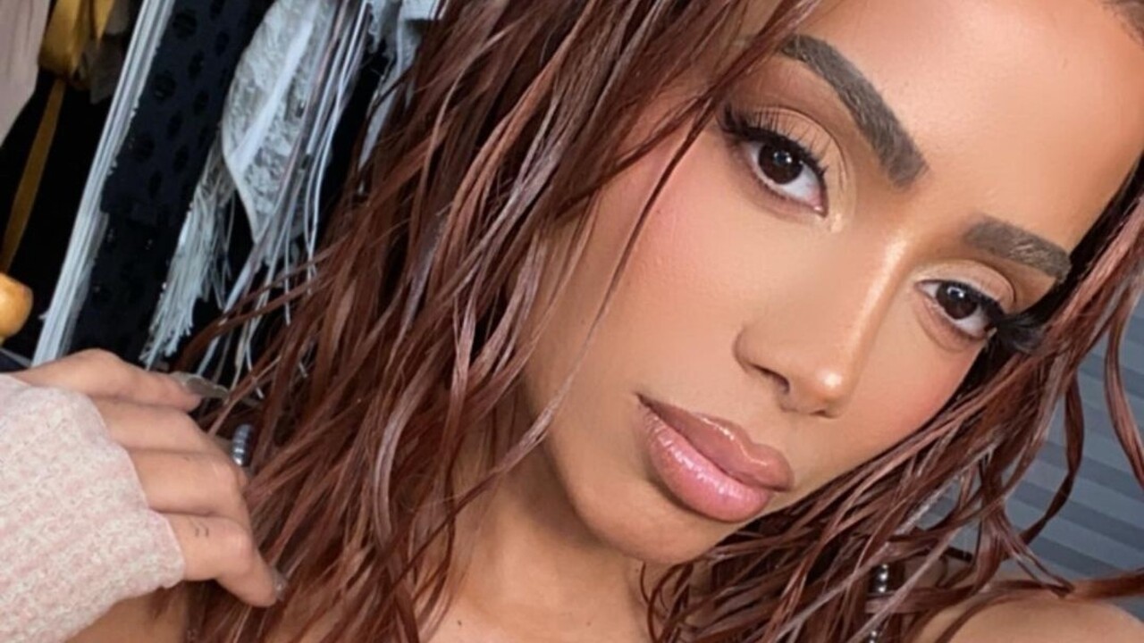 Anitta faz topless em dia na piscina e agita web