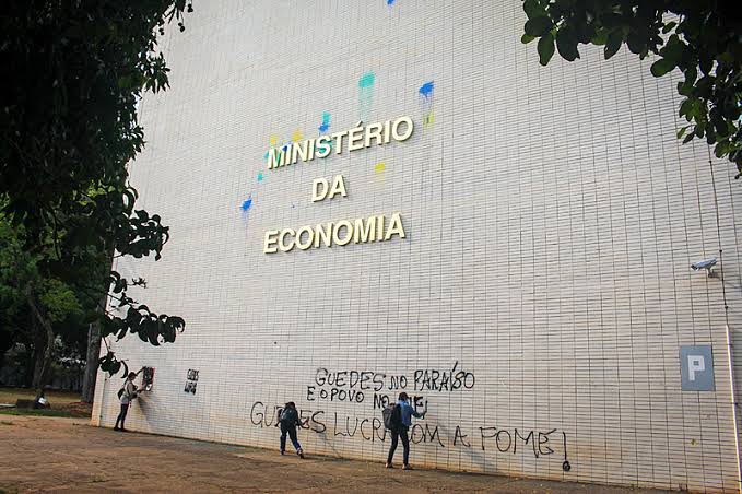 MST vandaliza sede do Ministério da Economia