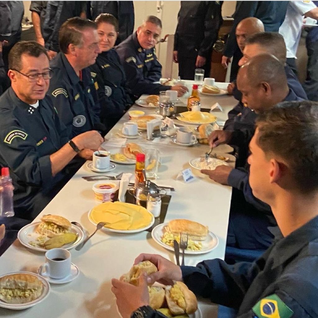 Bolsonaro visita navio da Marinha em alto mar, passa noite a bordo e toma café com tripulantes