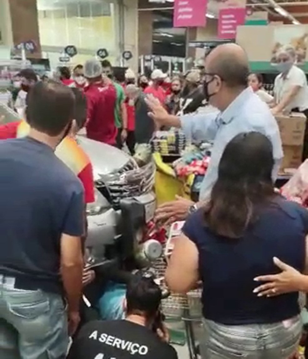 VÍDEO: Carro desgovernado invade supermercado e atinge cliente