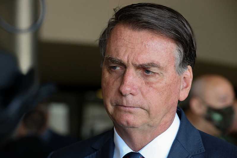 Bolsonaro ouve protesto em evento e reage: 'Quanto são 7 x 8?'