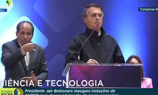 Bolsonaro sugere que está sendo chantageado para abrir mão de André Mendonça no STF