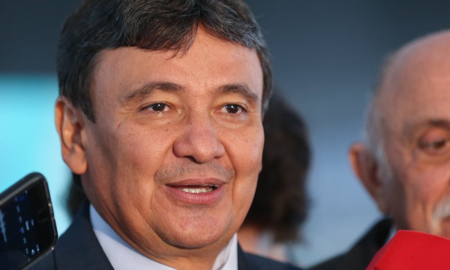 Governador do PT inaugura semáforo; assista