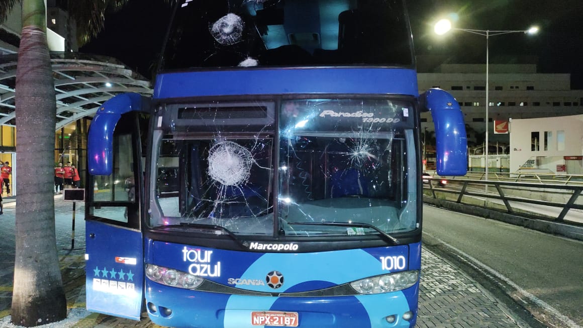 VÍDEO: Torcedores do América-RN depredam hotel, atacam jogadores do Campinense e destroem ônibus; assista