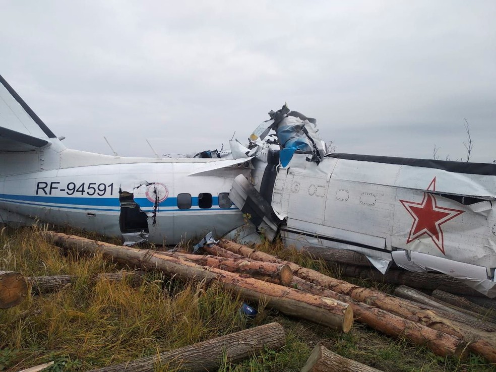 Avião russo cai na cidade de Menzelinsk e deixa 16 mortos e 6 feridos
