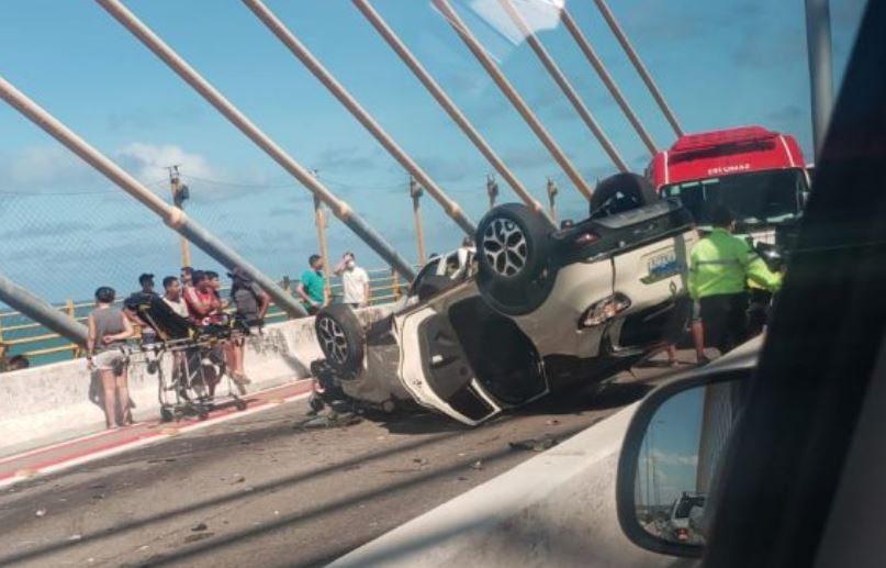 Carro capota em cima da Ponte Newton Navarro, em Natal