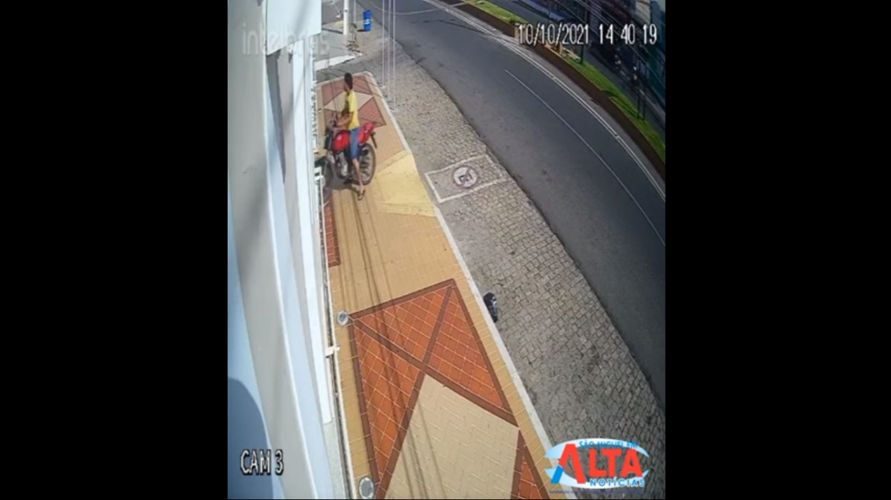 VÍDEO: Homem é preso após jogar moto sobre porta e invadir prefeitura de cidade do RN