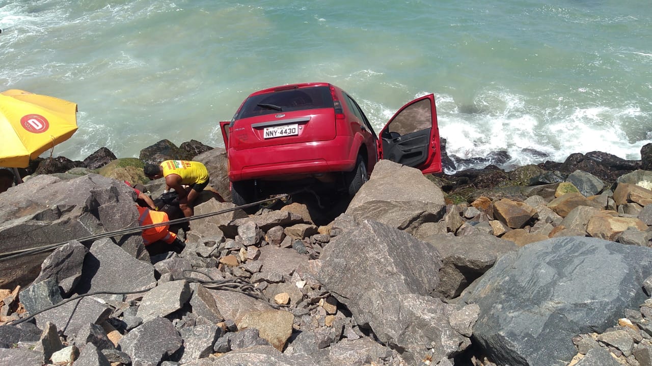 VÍDEO: Carro cai na Ponta do Morcego e fica preso nas pedras; mulher é resgatada pelos Bombeiros