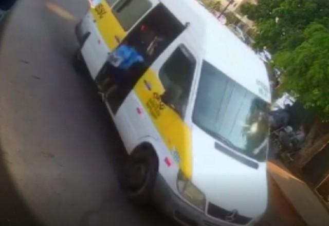 Criança abre porta de van escolar e cai de veículo, VEJA VÍDEO
