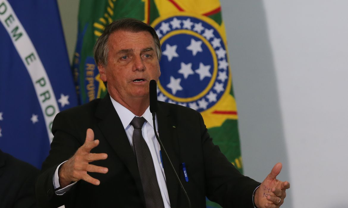 (VÍDEO) Bolsonaro é ovacionado ao surgir em pizzaria de Guarujá/SP