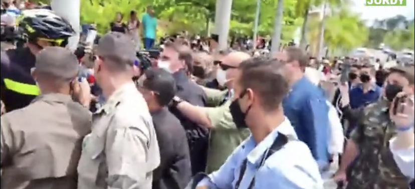 VÍDEO: Bolsonaro chega ao Santuário de Aparecida aos gritos de “mito, mito”; assista