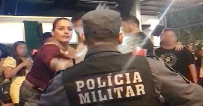 VÍDEO: Mulher joga cerveja em rosto de policial e é presa por desacato