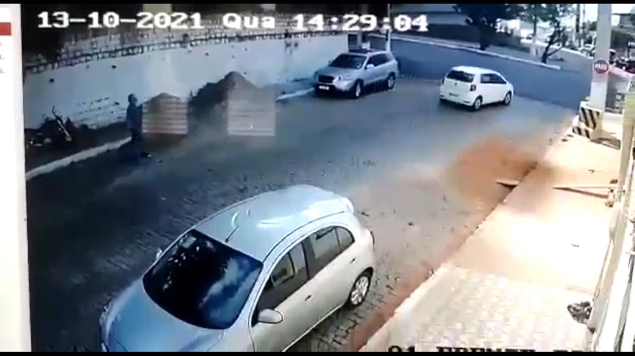 VÍDEO: Irlandês professor da UFRN tem carro tomado de assalto em Natal