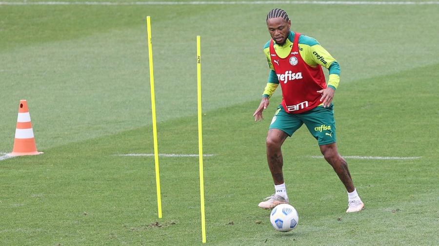 Vídeo mostra jogador de gigante brasileiro xingando torcedor no estádio; assista