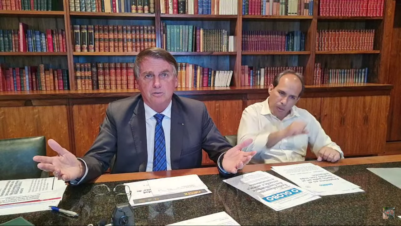 Bolsonaro chama de 'auxílio-modess' projeto de distribuição de absorventes