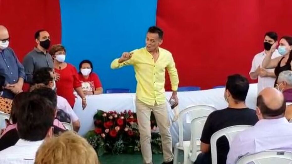 Professor faz protesto por melhores condições de trabalho em evento com a presença de Fátima Bezerra