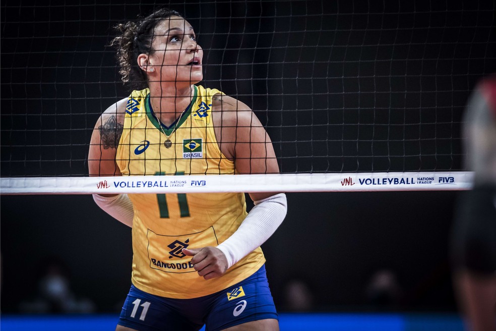 Jogadora volta a criticar presença de mulheres trans no vôlei feminino