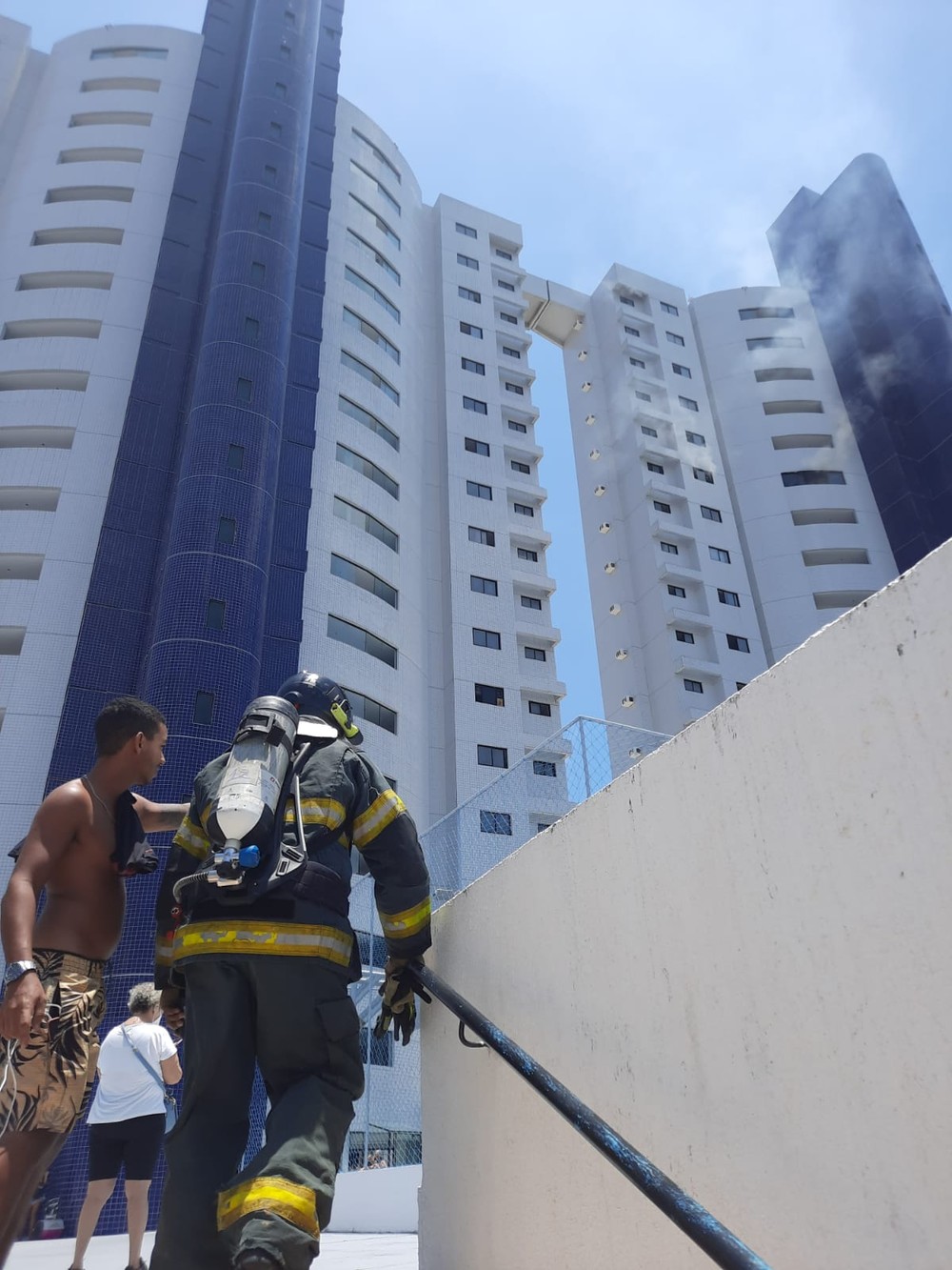 VÍDEO: Incêndio atinge prédio residencial na Zona Sul de Natal