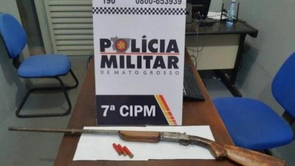 Homem tenta matar porco e acaba atirando três vezes em si mesmo, diz polícia