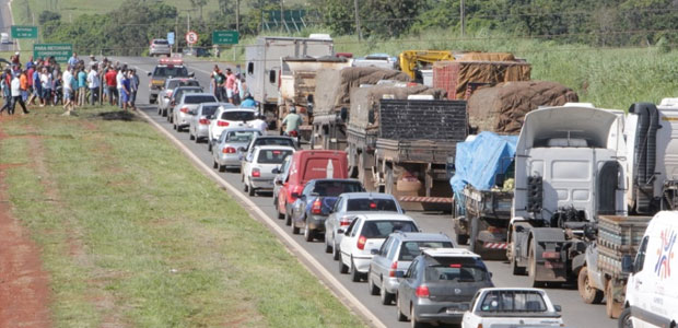 Caminhoneiros prometem greve no dia 1º se governo não baixar diesel