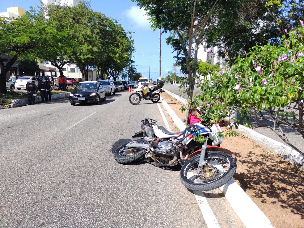 Motociclista morre após bater em poste em avenida na Zona Sul de Natal