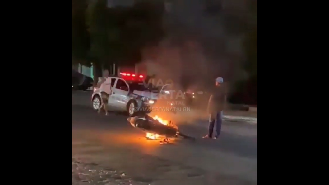 VÍDEO: Homem ateia fogo na própria moto e ameaça populares com faca no RN