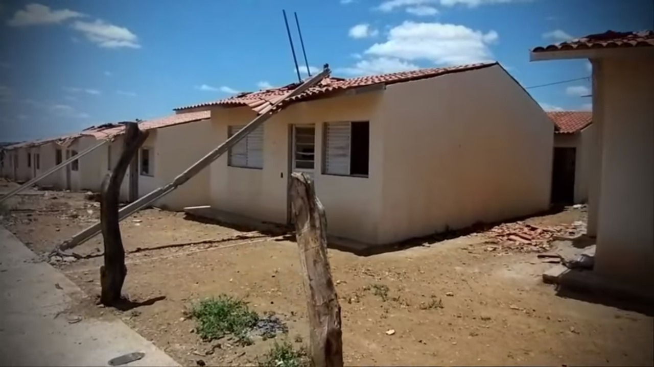 VÍDEO: "Marginais depredaram 800 casas que seriam entregues", diz Bolsonaro; ação é atribuída ao MST