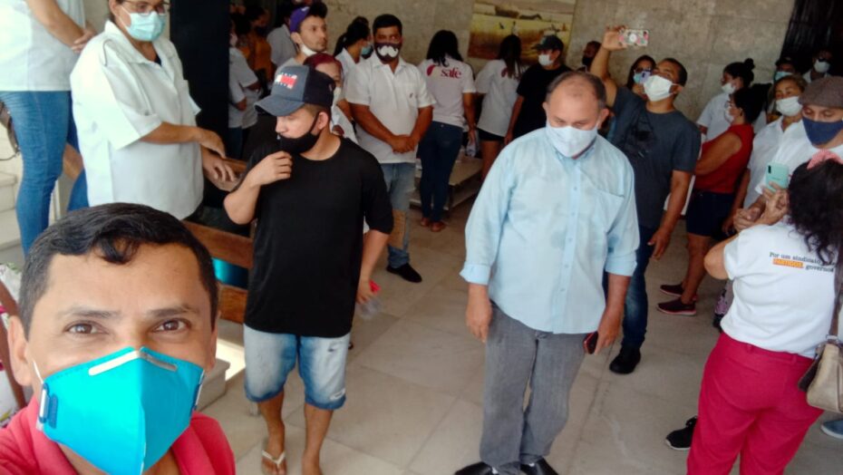 Trabalhadores terceirizados ocupam prédio da Sesap e reivindicam pagamento de salários