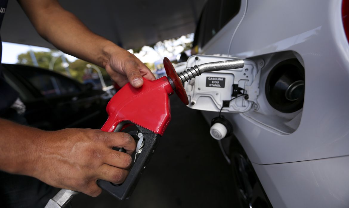 Gasolina sobe 3,3% em uma semana e já custa mais de R$ 7 em seis estados