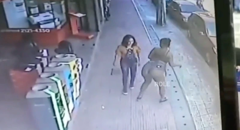 VÍDEO: Em situação inusitada, mulher ataca desconhecida com ‘bundada violenta’ e registro se torna viral nas redes