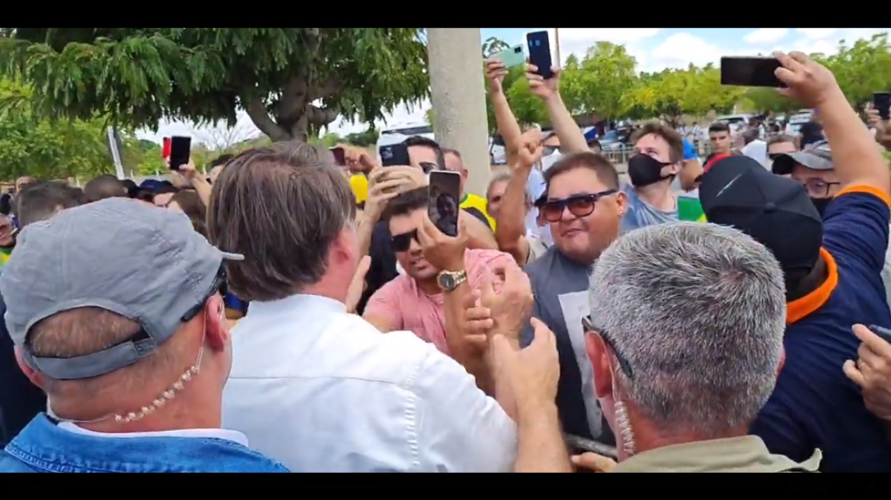 VÍDEO: Aos gritos de “mito”, Bolsonaro é recebido por apoiadores em Mossoró