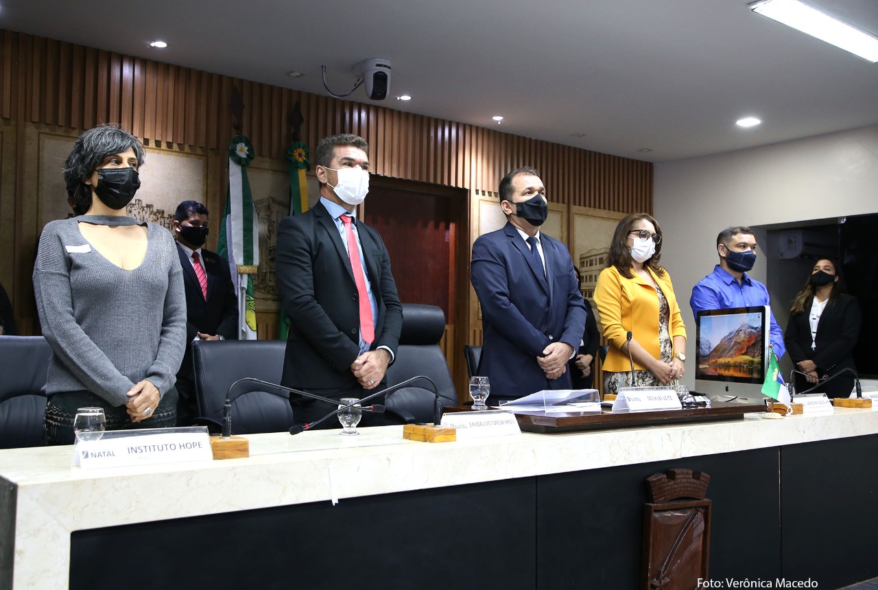 Em sessão solene, vereadores homenageiam ONGs e protetores de animais