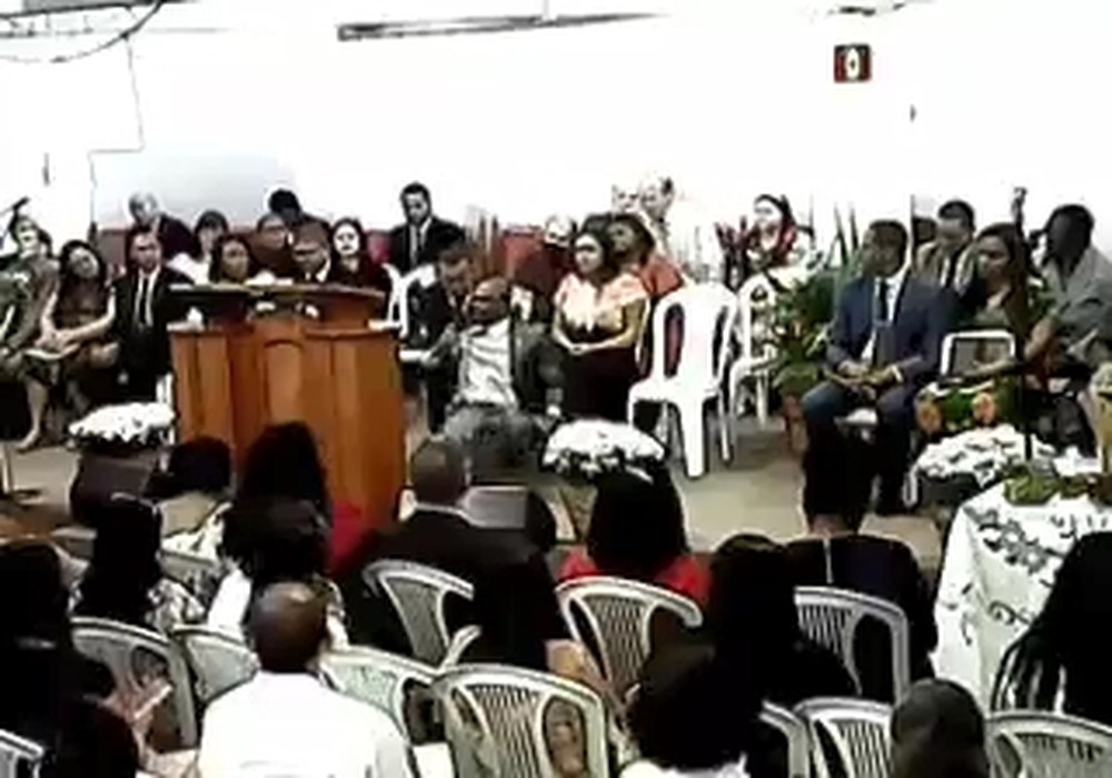 VÍDEO: Pastor tem AVC dentro de igreja e morre após cantar 'não deixe um soldado ferido morrer'