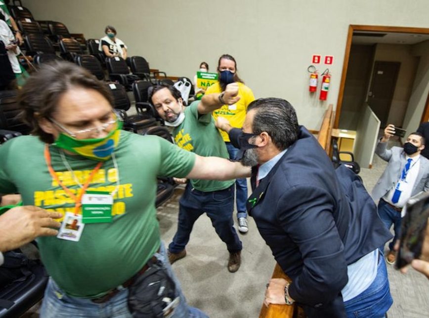VÍDEO: Grupo anti-vacina invade Câmara de Porto Alegre e agride vereadores