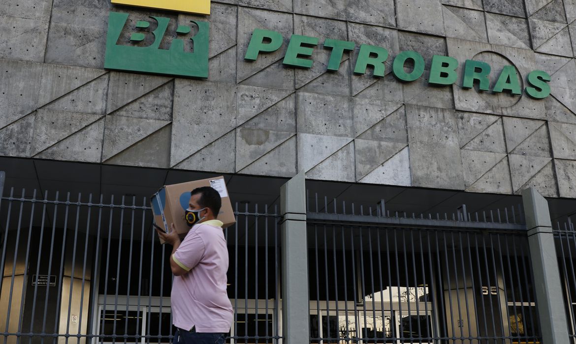 PF cumpre mandados em operação que investiga esquema de corrupção na Petrobras