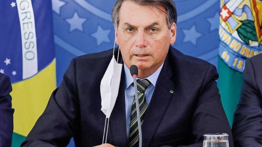 Bolsonaro anuncia 'auxílio diesel' de R$ 400 para caminhoneiros