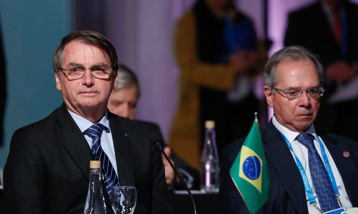 Bolsonaro garante que Paulo Guedes permanece no governo