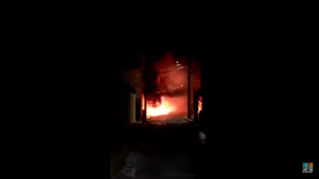[VIDEO] Carro pega fogo em Areia Preta e quase causa uma tragédia