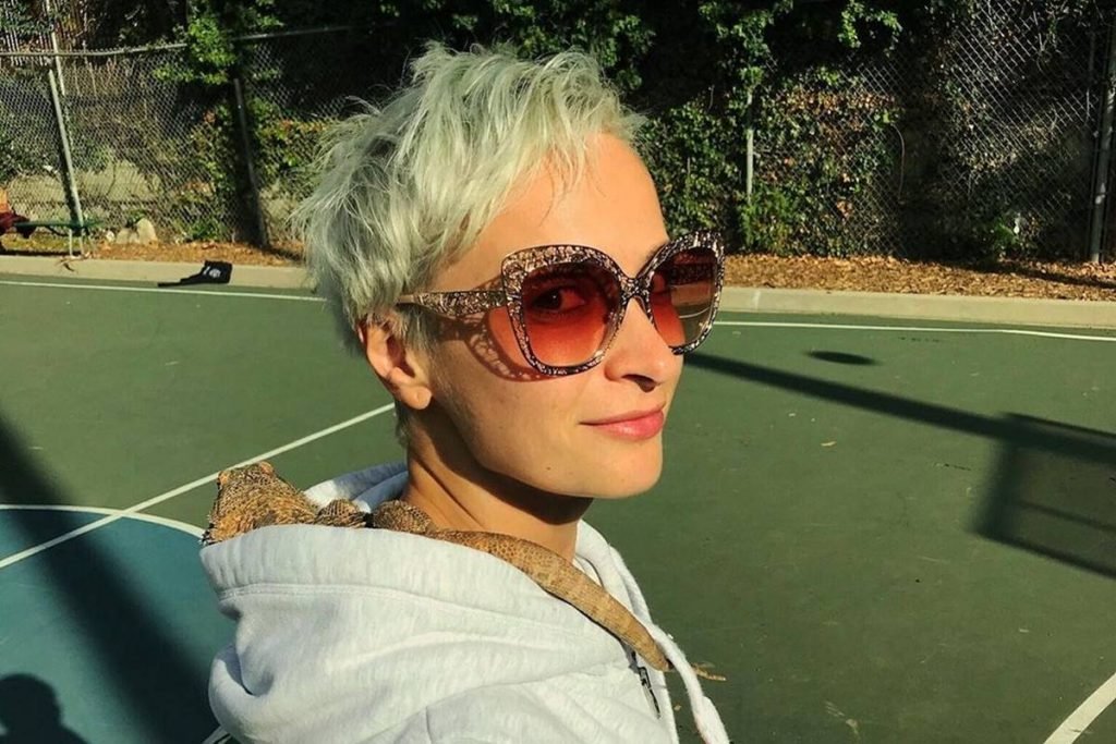 Quem era Halyna Hutchins, diretora de fotografia morta por ator durante filmagem