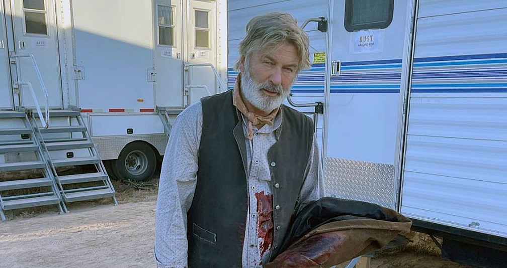 Ator apaga foto em que aparece com mancha de sangue no set de 'Rust' após morte de diretora