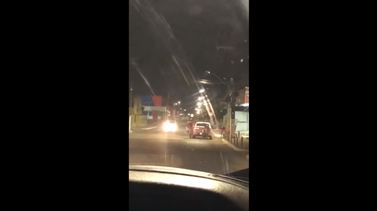 VÍDEO: Bandidos roubam carro e empurram vítima no asfalto na Grande Natal