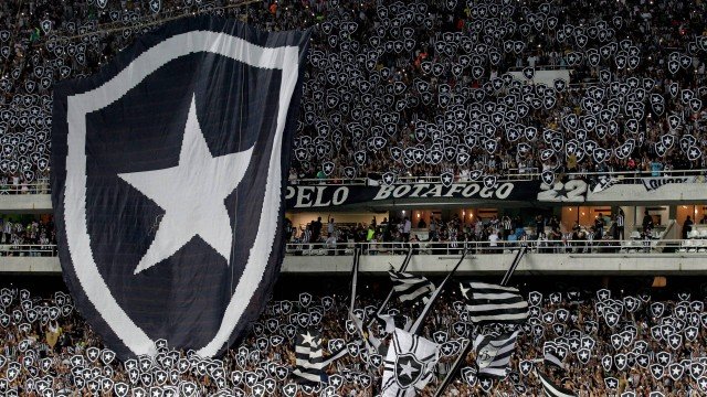 VÍDEO: Homem urina em copo e arremessa no meio da torcida em jogo da Série B do Brasileirão