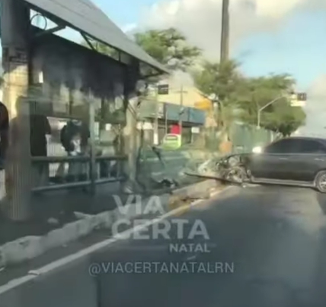 [VIDEO] Carro fica destruído após derrubar grade em uma das principais avenidas de Natal