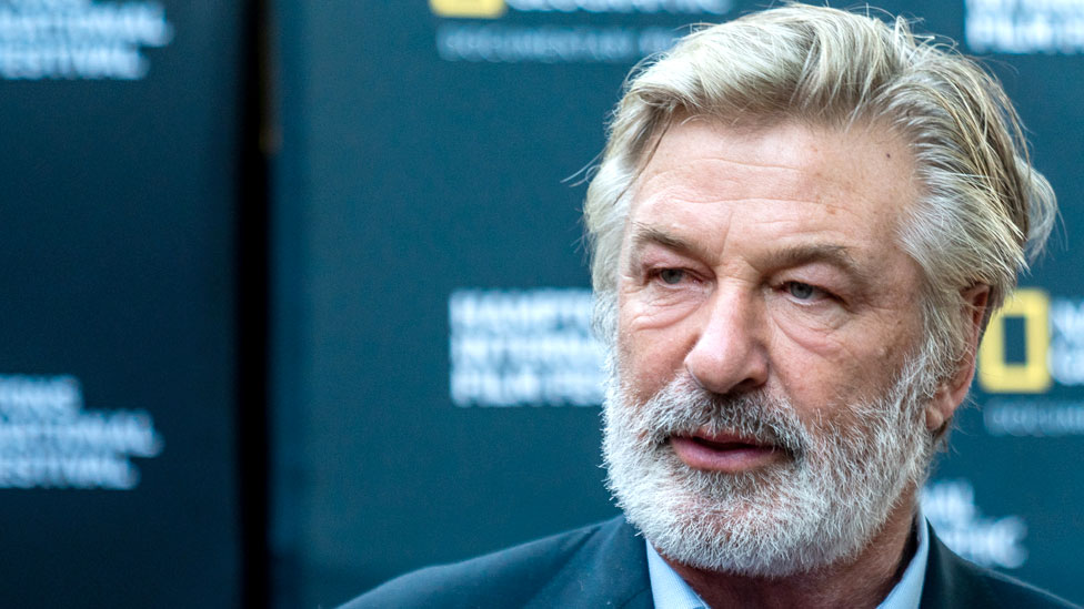 Quem colocou a bala na arma? Veja o que se sabe e as perguntas sem resposta sobre caso Baldwin