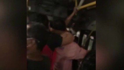 Lutadora de Muay Thai é importunada e aplica ‘mata-leão’ em homem dentro de ônibus; veja vídeo