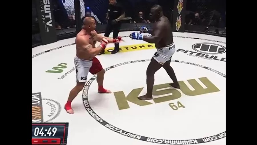 VÍDEO: 'Homem Mais Forte do Mundo' impressiona e nocauteia gigante senegalês; veja