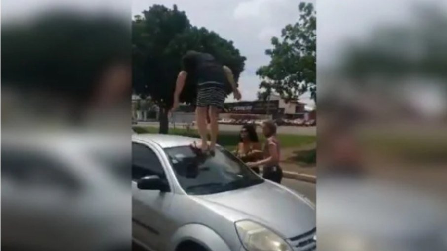 [VEJA VÍDEO] Após batida, homem persegue, agride e quebra carro de mulher em briga de trânsito