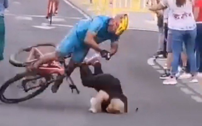 VÍDEO: Mulher é atropelada por ciclista em alta velocidade durante prova; veja
