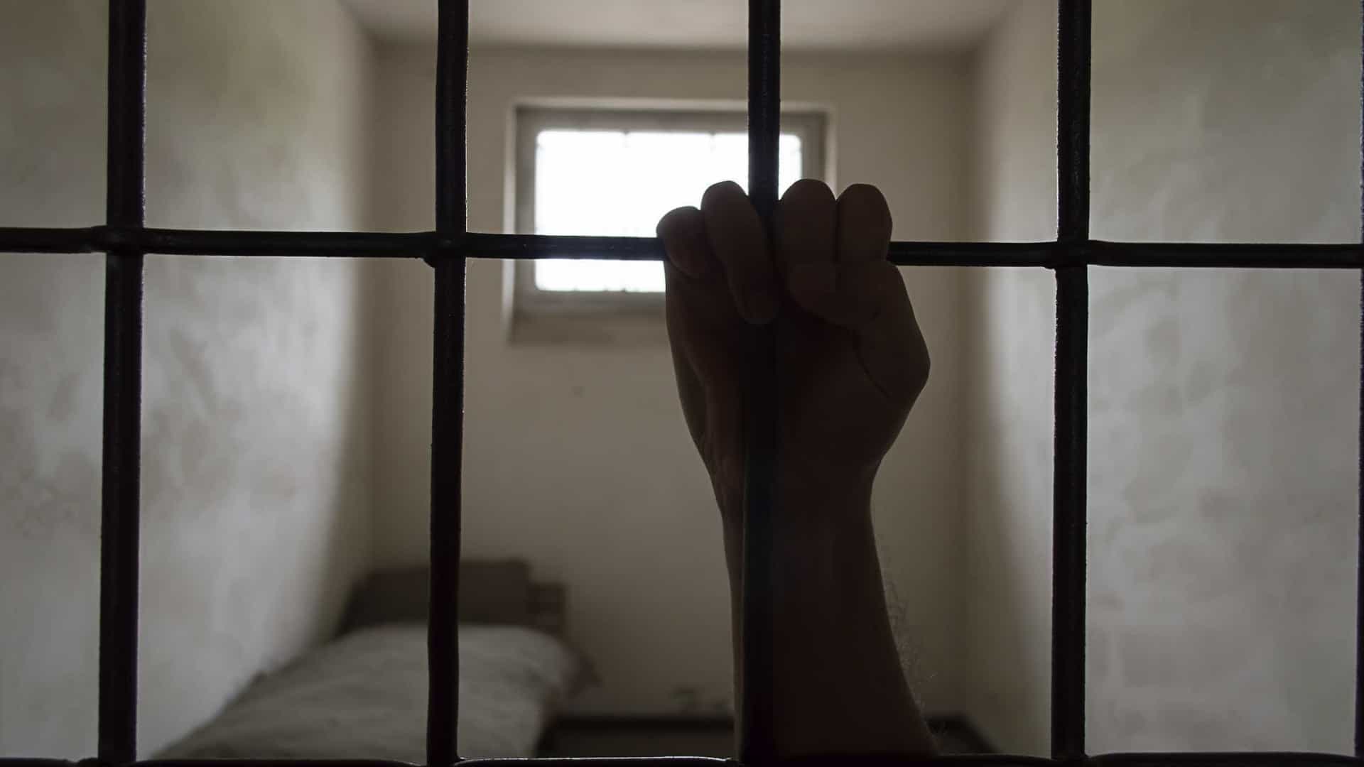 Cansado da esposa, homem em prisão domiciliar pede para ir para a cadeia